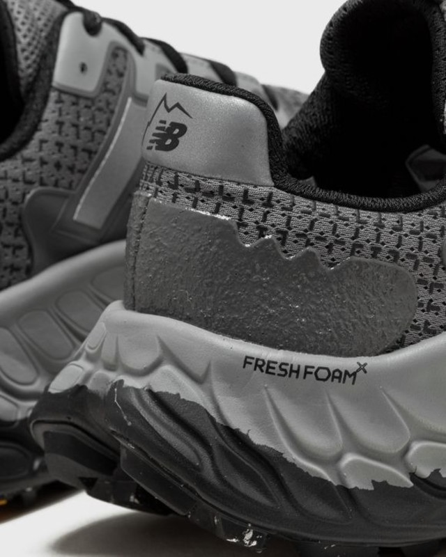 スニーカー NEW BALANCE X CAYL FRESH FOAM X MORE TRAIL V3 SHADOW GREY CAYL x New Balance Fresh Foam X More Trail V3 